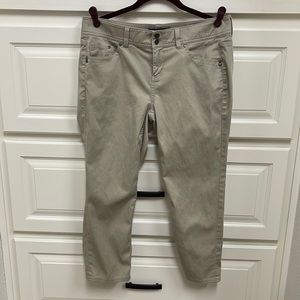 Tommy Bahamas stretch capris ladies size 10, tan
